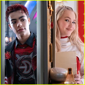 Malachi Barton e Freya Skye continuam o romance de 'Zombies 4' no primeiro episódio de 'Locker Diaries' - assista agora!