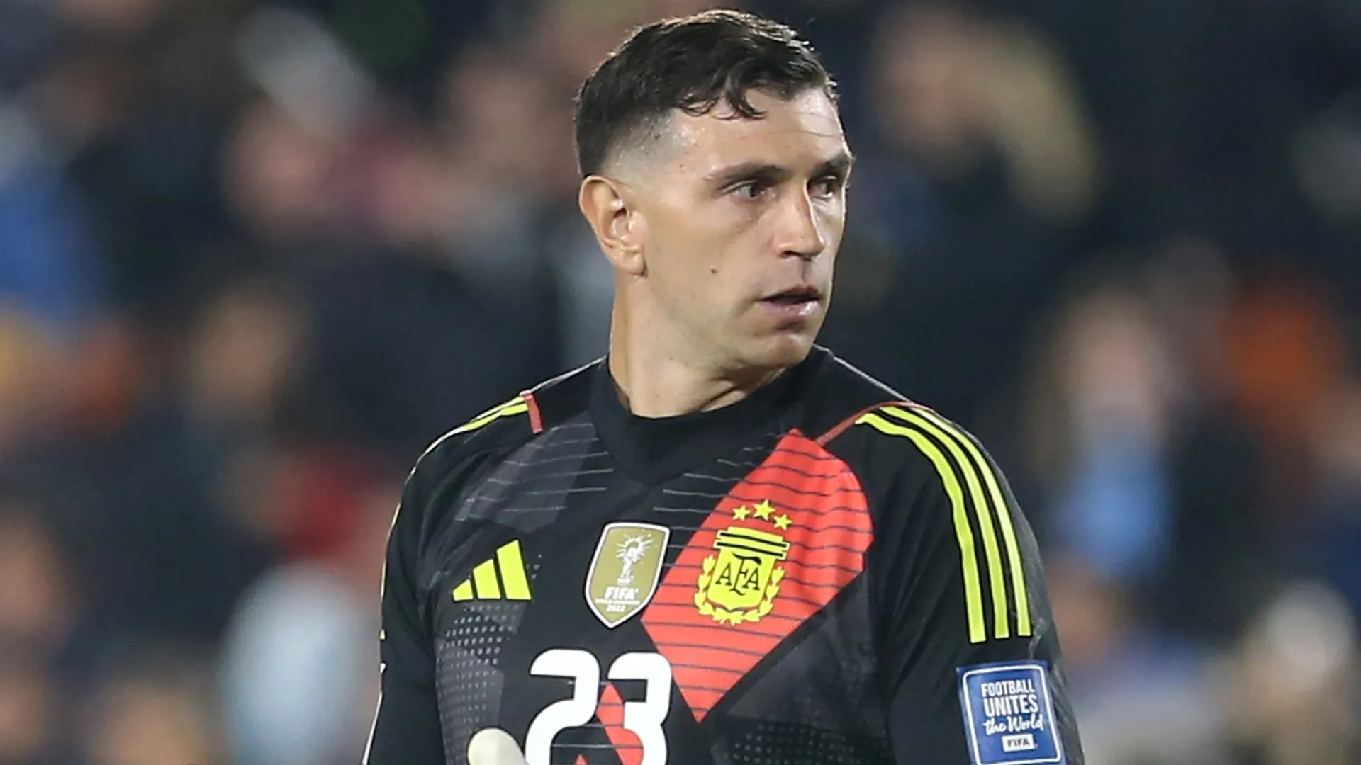 Emiliano Martínez da Argentina.