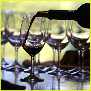 Mulher que pensa que deu um ‘desconto’ a um amigo fica chocada ao ser chamada de ‘cafona’ depois de cobrar uma garrafa de vinho