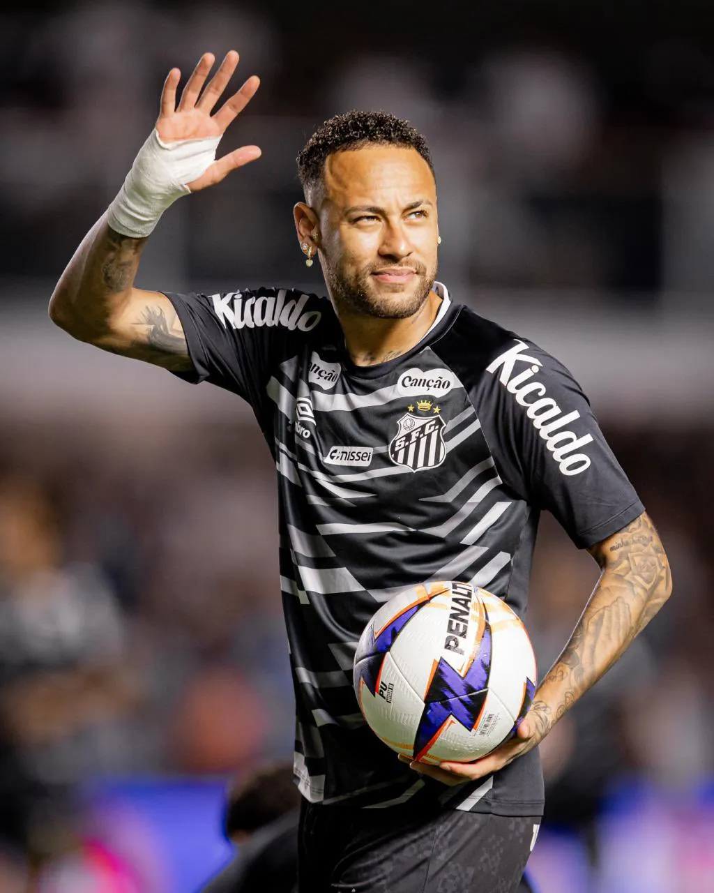 Neymar, do Santos, aquecendo antes do jogo.