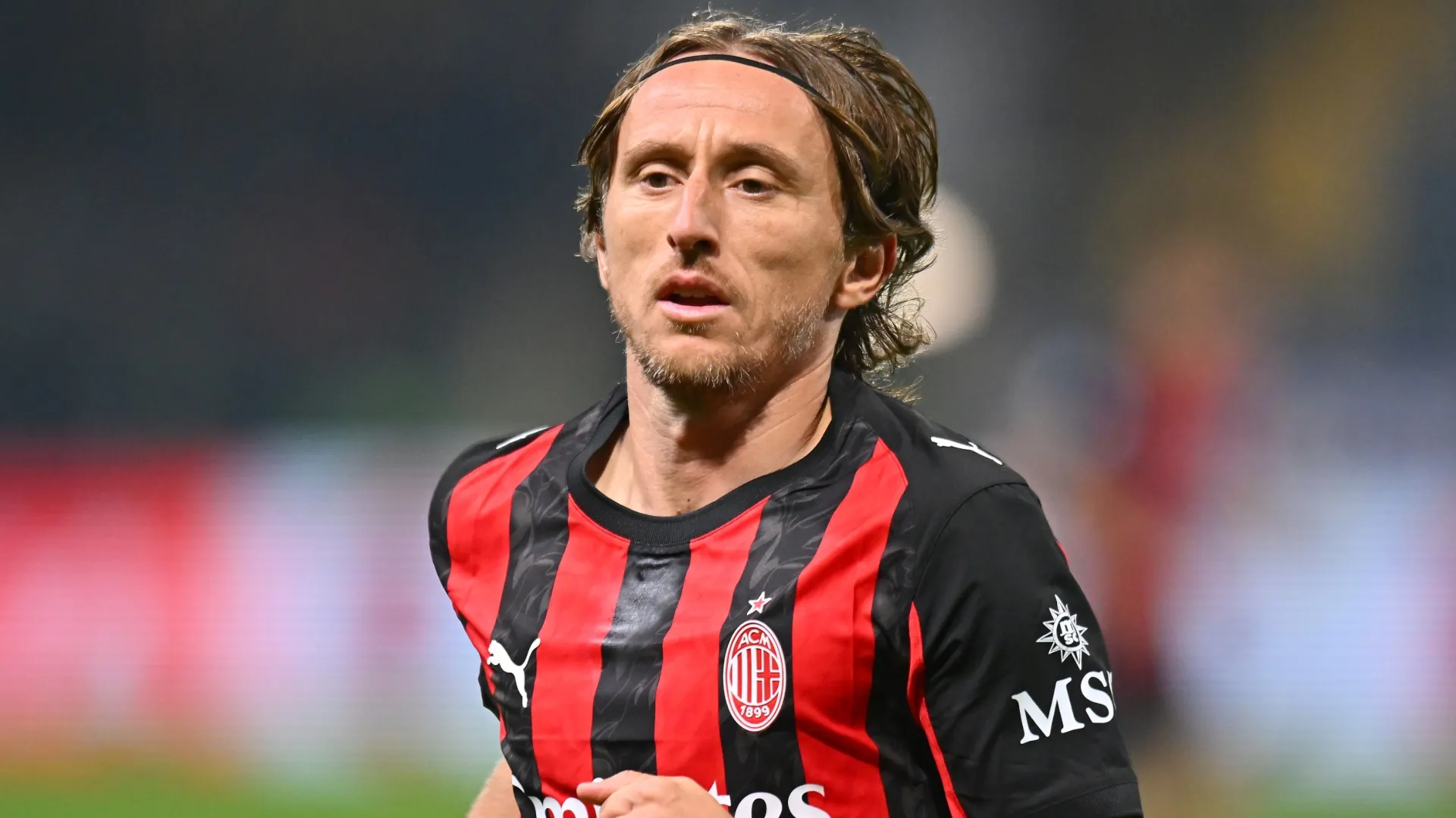 O veterano do AC Milan, Luka Modric, observa