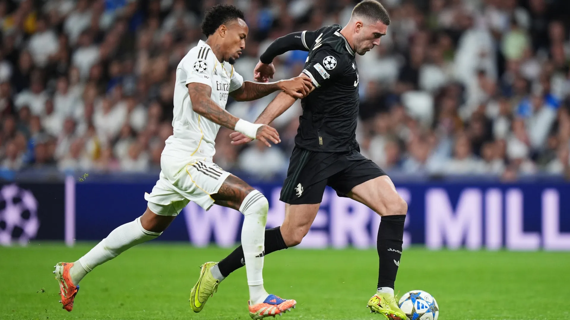 A estrela da Juventus, Dusan Vlahovic, sendo desafiada por Eder Militão, do Real Madrid