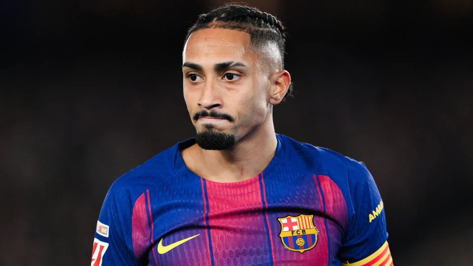 Raphinha do Barcelona olhando