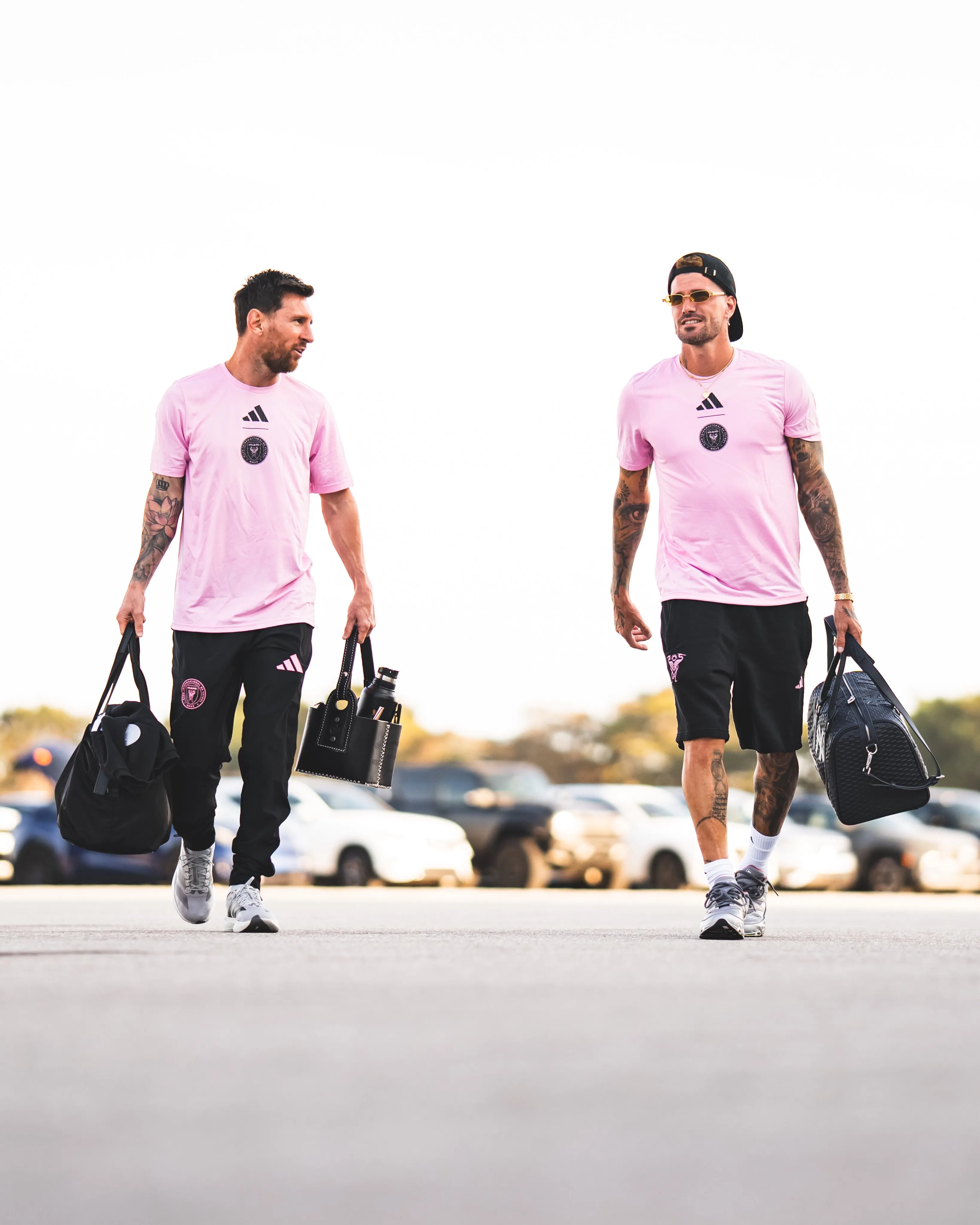Lionel Messi e Rodrigo De Paul do Inter Miami chegando a Los Angeles para a estreia da MLS em 2026.