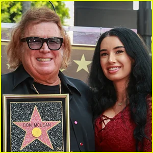 O cantor de 'American Pie' Don McLean, 80, comemora seu 10º aniversário com a namorada muito mais jovem, Paris Dylan