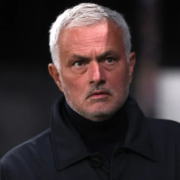 O futuro de Alvaro Arbeloa está em perigo, já que José Mourinho pode retornar ao Real Madrid devido a uma cláusula relatada