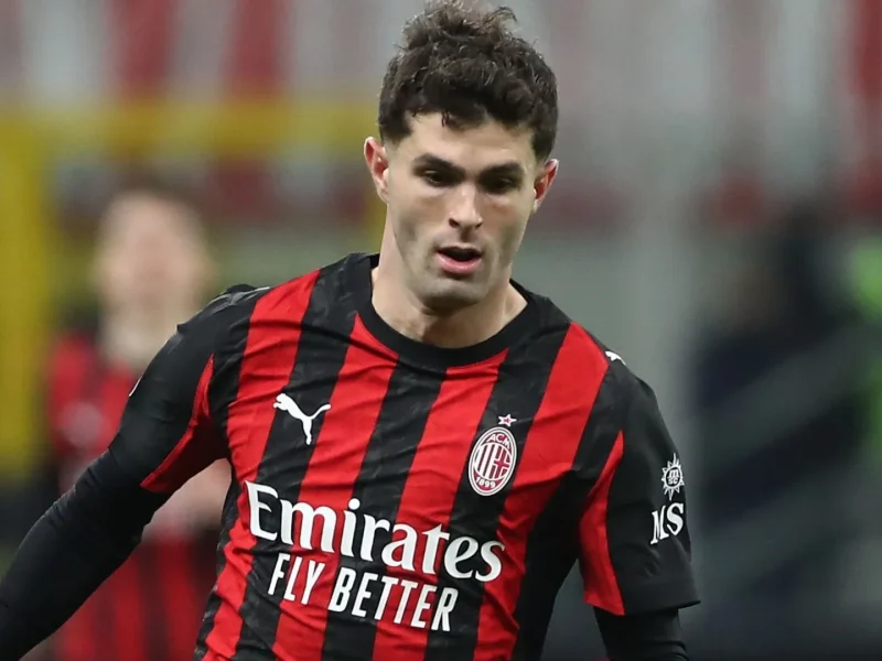 O futuro de Christian Pulisic permanece incerto, já que a estrela do AC Milan supostamente atrai o interesse da Premier League em meio à paralisação da renovação