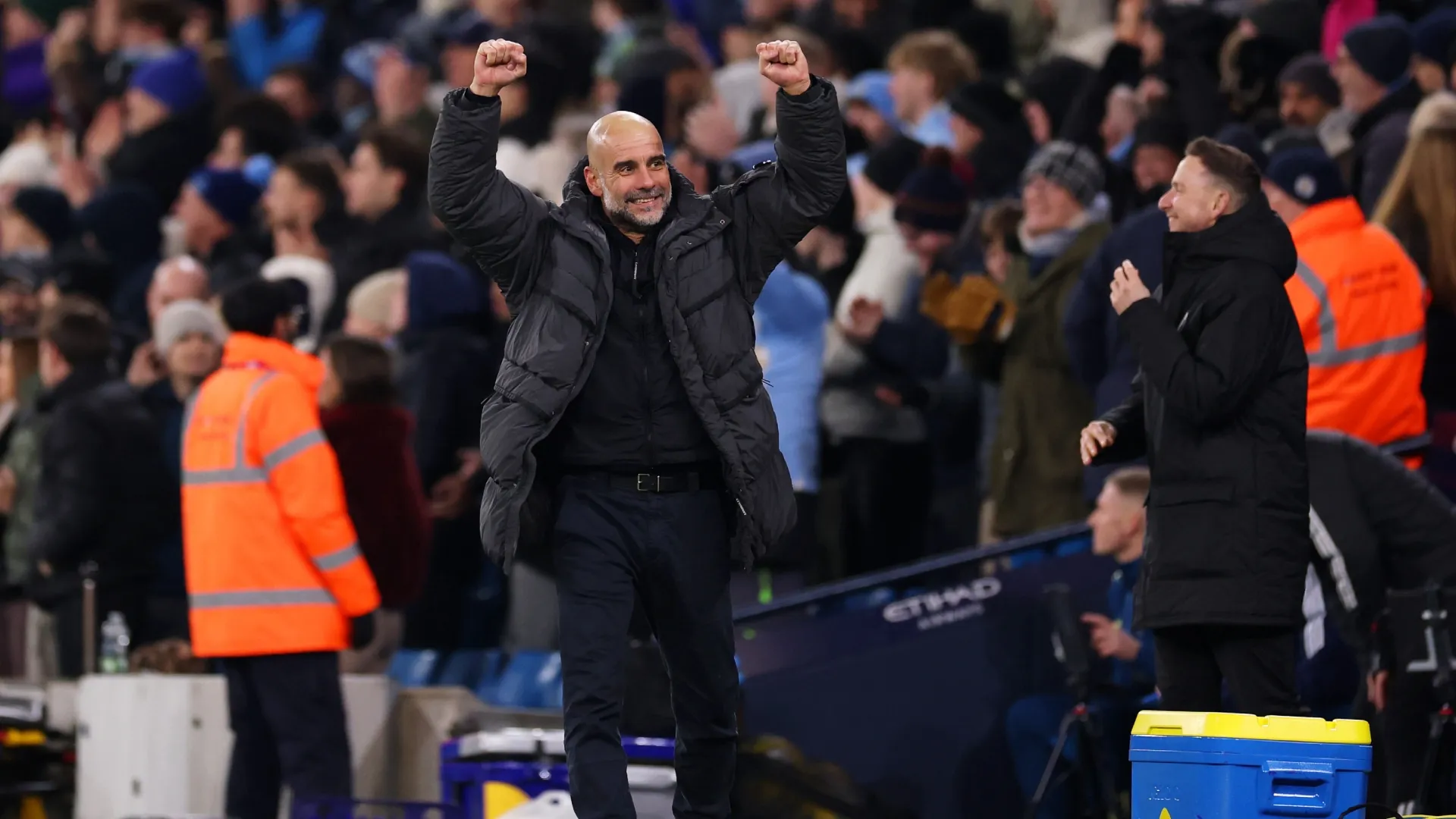Pep Guardiola, técnico do Manchester City, comemora contra o Newcastle United.