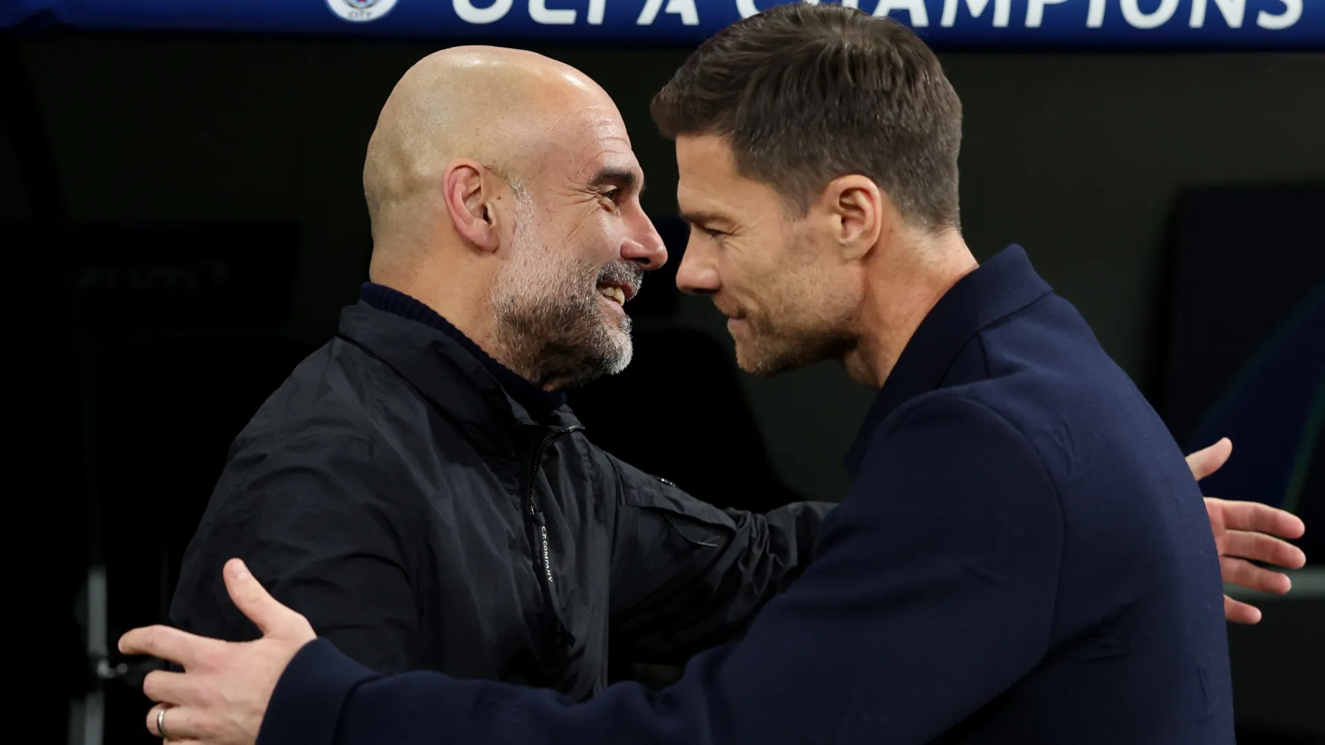 Pep Guardiola e Xabi Alonso, do Manchester City