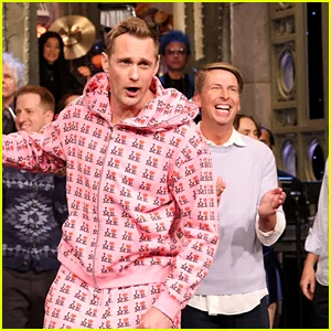 O melhor amigo de Alexander Skarsgard, Jack McBrayer, traz de volta Kenneth de 30 Rock, a página para 'SNL' Cameo - assista agora!