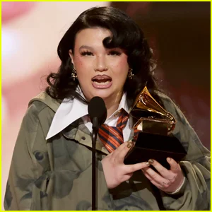 O que Lola Young disse? Cantor xinga acidentalmente durante discurso no Grammy 2026