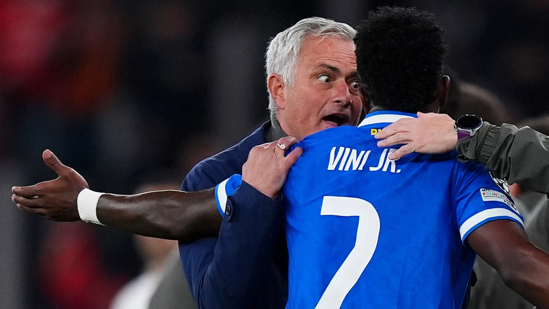 José Mourinho, treinador do Benfica, fala com Vinicius Junior do Real Madrid.