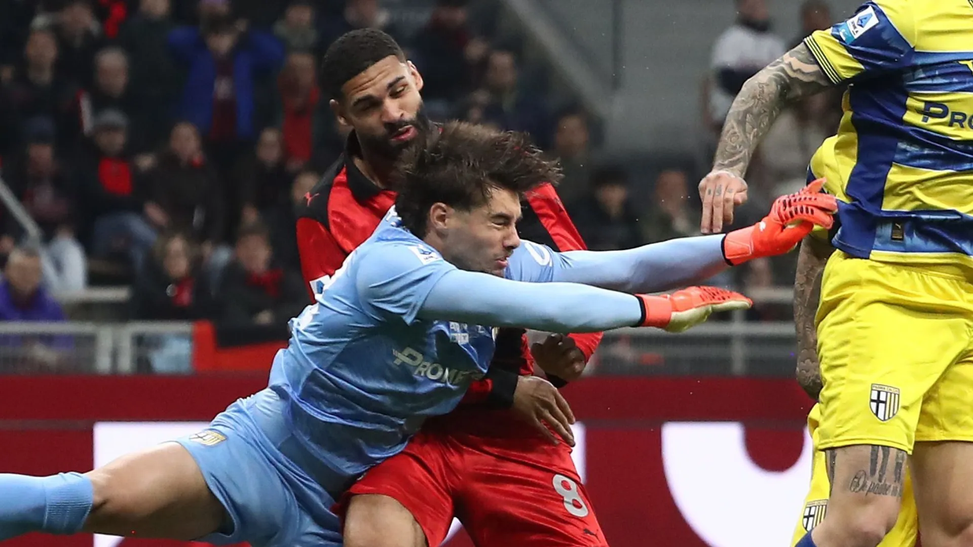 Edoardo Corvi, do Parma Calcio, enfrenta Ruben Loftus-Cheek, do AC Milan.