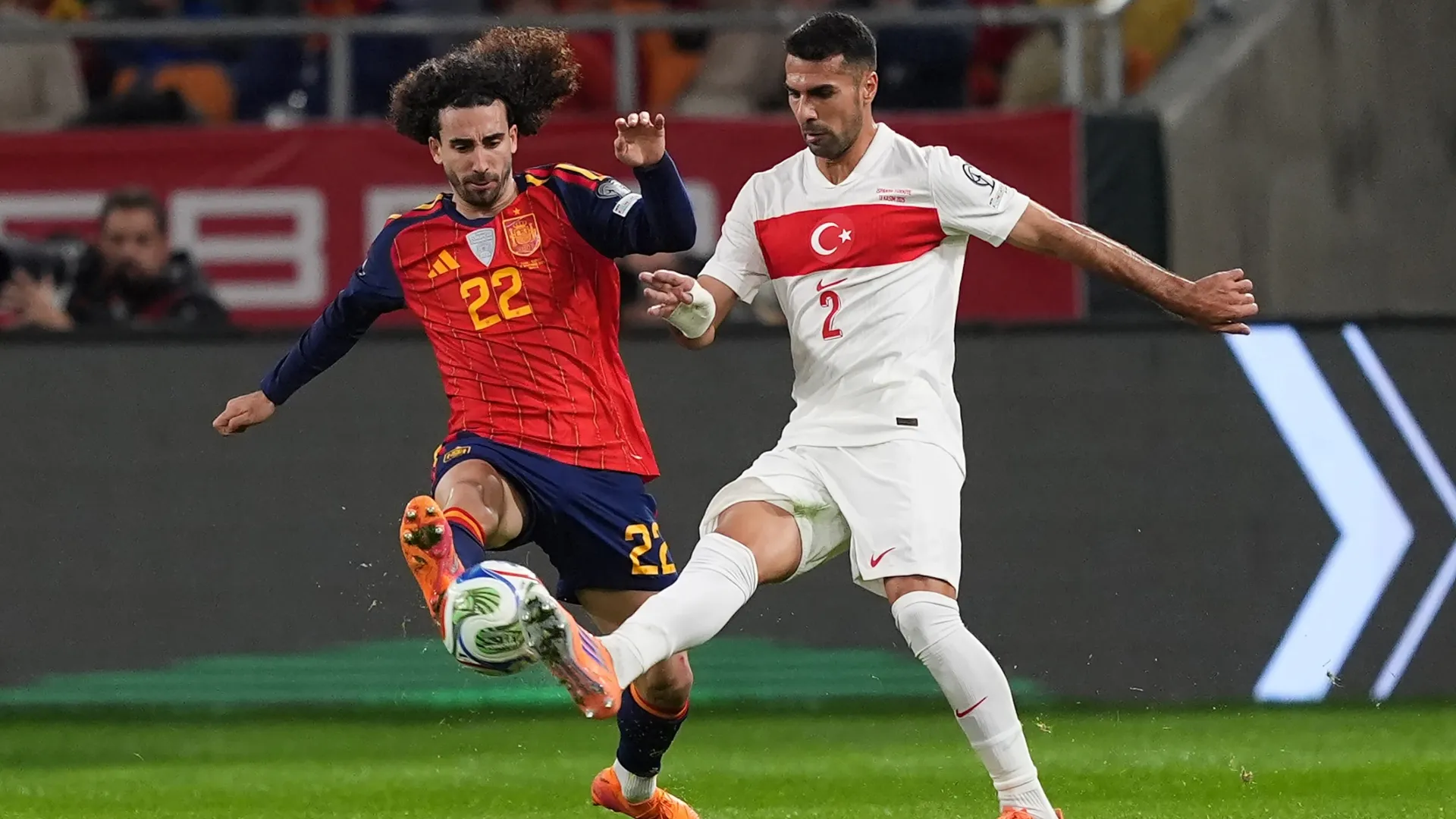 Marc Cucurella, da Espanha, luta pela posse de bola com Mehmet Zeki Celik, da Turquia.