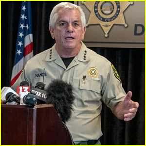 O xerife encarregado de Nancy Guthrie Search perdeu seu irmão no início da investigação e revela teorias on-line infundadas