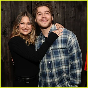 Olivia Holt e Froy Gutierrez assistem à exibição de seu filme de terror 'This Is Not a Test'