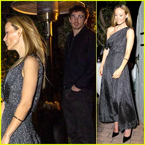 Olivia Wilde vista em encontro noturno com o namorado Caspar Jopling em festa privada em Los Angeles