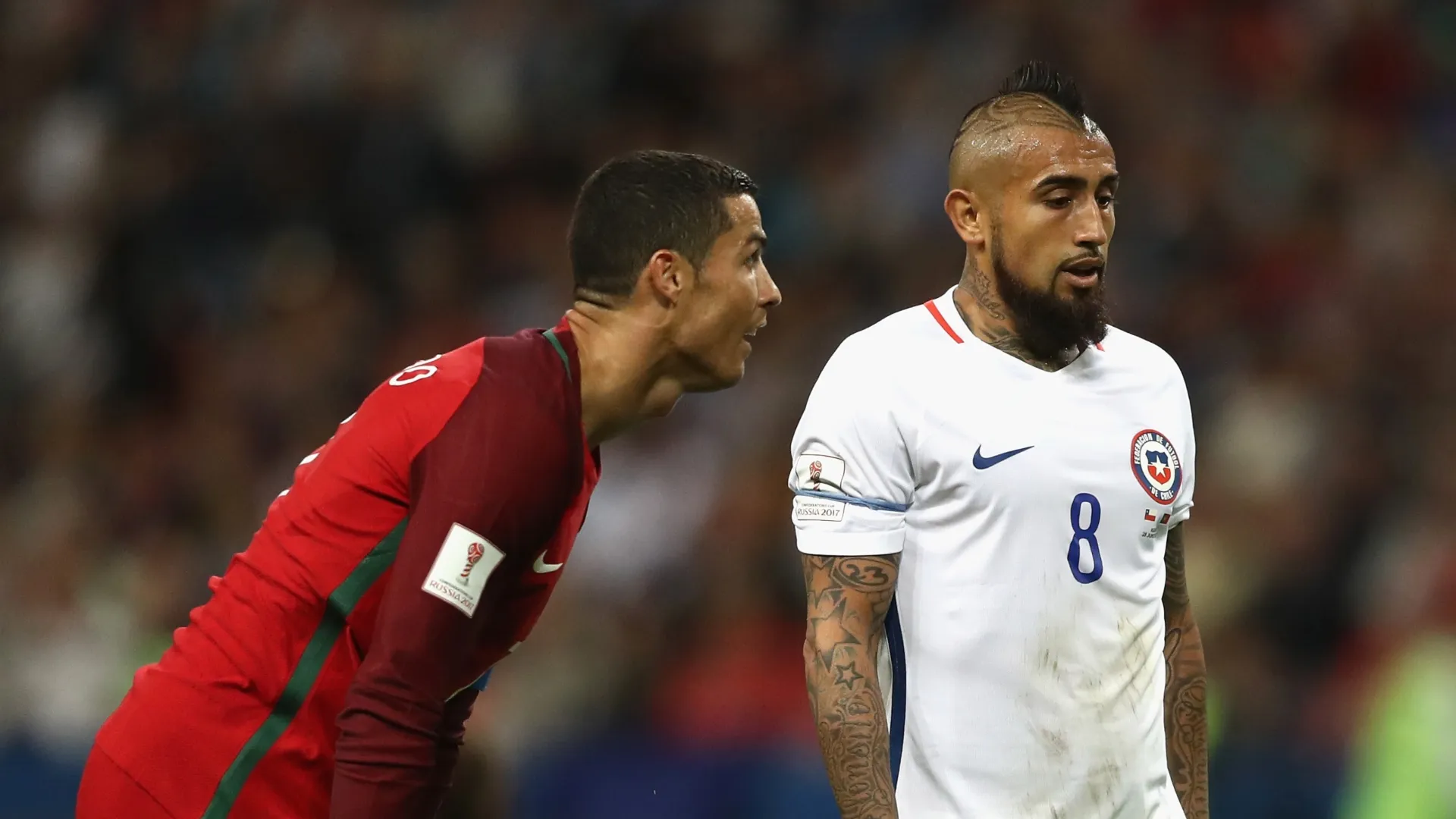 Cristiano Ronaldo de Portugal e Arturo Vidal do Chile.