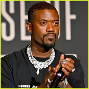 Ray J se apresenta com aparente sangue escorrendo dos olhos em meio a problemas cardíacos