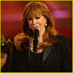 Reba McEntire se apresenta no Grammy pela primeira vez durante o In Memoriam Tribute
