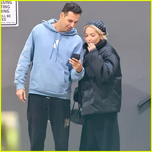 Rita Ora janta em West Hollywood com o jogador de pôquer Driss