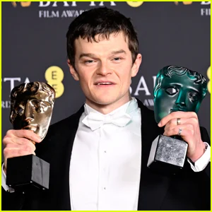 Robert Aramayo desafia as probabilidades e vence A-Listers como ator principal nos BAFTAs 2026: 'Eu absolutamente não posso acreditar nisso'