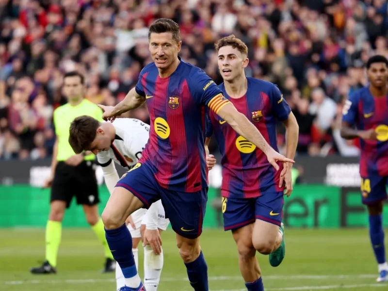 Robert Lewandowski se junta a Messi e Ronaldo no clube de artilheiros de elite após gol do Barcelona