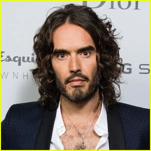 Russell Brand se declara inocente de acusações de estupro e agressão sexual