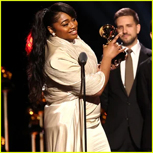 Samara Joy alcança sequência de vitórias de 4 anos no Grammy de 2026