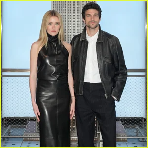 Sarah Pidgeon e Paul Anthony Kelly combinam em looks de couro enquanto promovem 'Love Story: John F. Kennedy Jr.