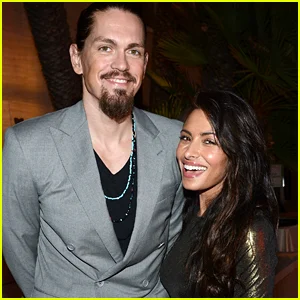 Sarah Shahi revela como o papel de ‘sexo/vida’ inspirou seu divórcio de Steve Howey