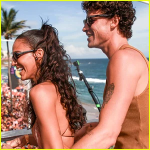 Shawn Mendes e Bruna Marquezine se abraçam no Carnaval no Brasil