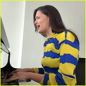 Sienna Spiro provoca música e letras de 'The Visitor' em novos vídeos