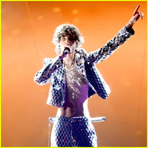 Sombr brilha com apresentação de '12 to 12' no Grammy 2026