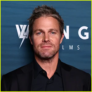 Stephen Amell liderará a série de reinicialização de 'Baywatch' da Fox como filho de David Hasselhoff