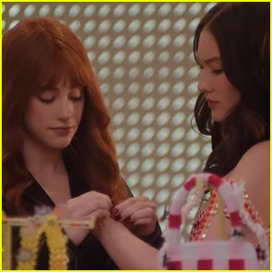 Trailer de 'Frutas Proibidas': Lili Reinhart inicia Lola Tung em seu culto feminino - assista agora!