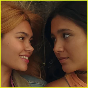 Trailer de 'Girls Like Girls': Myra Molloy e Maya da Costa estrelam a estreia de Hayley Kiyoko na direção - assista agora!