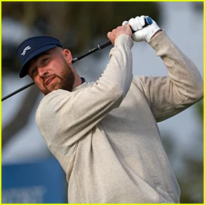 Travis Kelce atinge fã com uma bola de golfe durante AT&T Pebble Beach Pro-Am