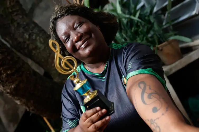 Tânia Rêgo/Agência Brasil Rio de Janeiro (RJ), 20/02/2026 - A regente Helen Maria da Silva Simão, primeira mulher à frente de uma bateria de escola de samba no Rio de Janeiro, em sua casa, no bairro de Colégio, zona norte da cidade. Foto: Tânia Rêgo/Agência Brasil