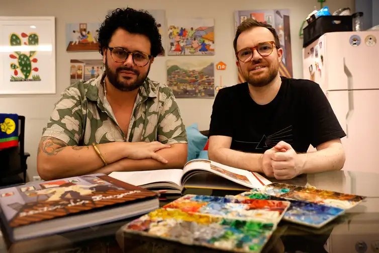 Rio de Janeiro (RJ), 14/01/2026 - Gabriel Haddad e Leonardo Bora, carnavalescos da Unidos de Vila Isabel, que homenageará o multifacetado artista Heitor dos Prazeres em seu enredo para o Carnaval de 2026,, no barracão da escola, na Cidade do Samba.  Foto: Tânia Rêgo/Agência Brasil