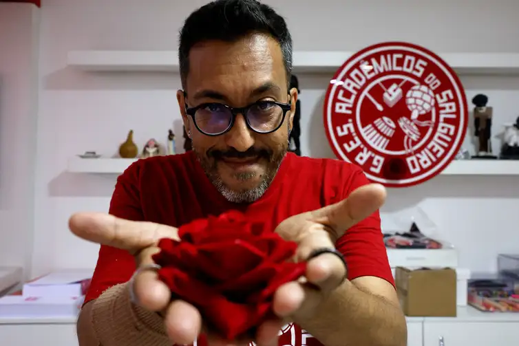 Tânia Rêgo/Agência Brasil Rio de Janeiro (RJ), 14/01/2026 - Jorge Silveira, carnavalesco do Acadêmicos do Salgueiro, fala sobre o enredo dao desfile de 2026 da escola em homenagem à carnavalesca Rosa Magalhães, no barracão da escola, na Cidade do Samba. Foto: Tânia Rêgo/Agência Brasil