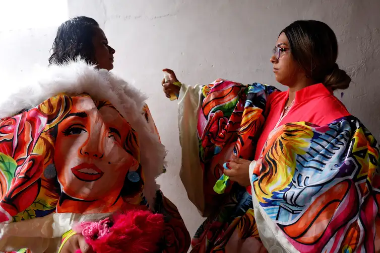 Rio de Janeiro (RJ), 06/02/2026 - Turma de bate-bola feminino, Brilhetes de Anchieta, se prepara para o carnaval 2026, em Anchieta, zona norte da cidade.  Foto: Tânia Rêgo/Agência Brasil