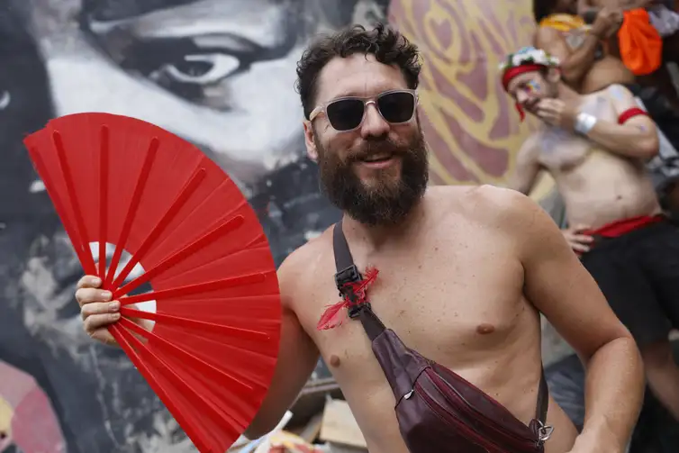 Rio de Janeiro (RJ), 08/02/2026 - O cineasta Rodrigo Freitas, participa do bloco latino tradicional do Rio, Bésame Mucho, desce ladeira do morro da Providência, no centro da cidade, com o tema da imigração e a revolta contra as sanções e perseguições impostas pelos Estados Unidos.
Foto: Tânia Rêgo/Agência Brasil