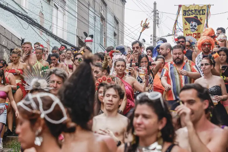 Rio de Janeiro (RJ), 08/02/2026 - Bloco latino tradicional do Rio, Bésame Mucho, desce ladeira do morro da Providência, no centro da cidade, com o tema da imigração e a revolta contra as sanções e perseguições impostas pelos Estados Unidos.
Foto: Tânia Rêgo/Agência Brasil