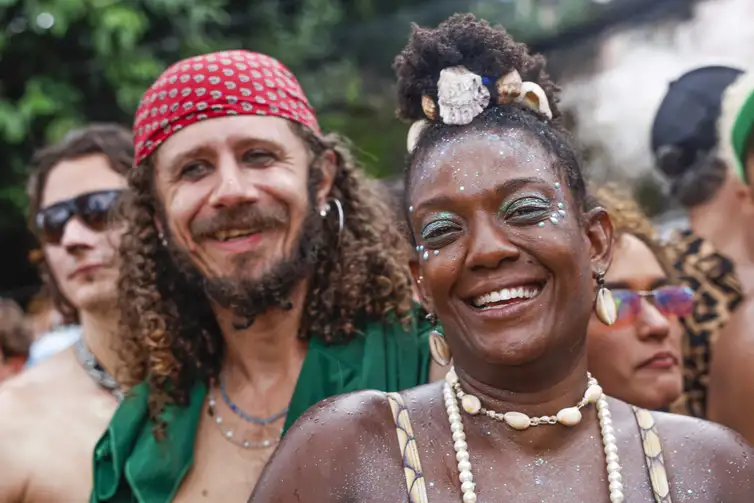 Rio de Janeiro (RJ), 08/02/2026 - Bloco latino tradicional do Rio, Bésame Mucho, desce ladeira do morro da Providência, no centro da cidade, com o tema da imigração e a revolta contra as sanções e perseguições impostas pelos Estados Unidos.
Foto: Tânia Rêgo/Agência Brasil