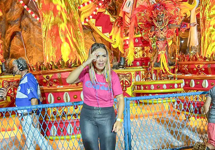 Rio de Janeiro (RJ), 12/02/2026 – Interprete de libras, Adriana Lopes - Acessibilidade na avenida
Foto: Gabriel Trindade/Divulgação