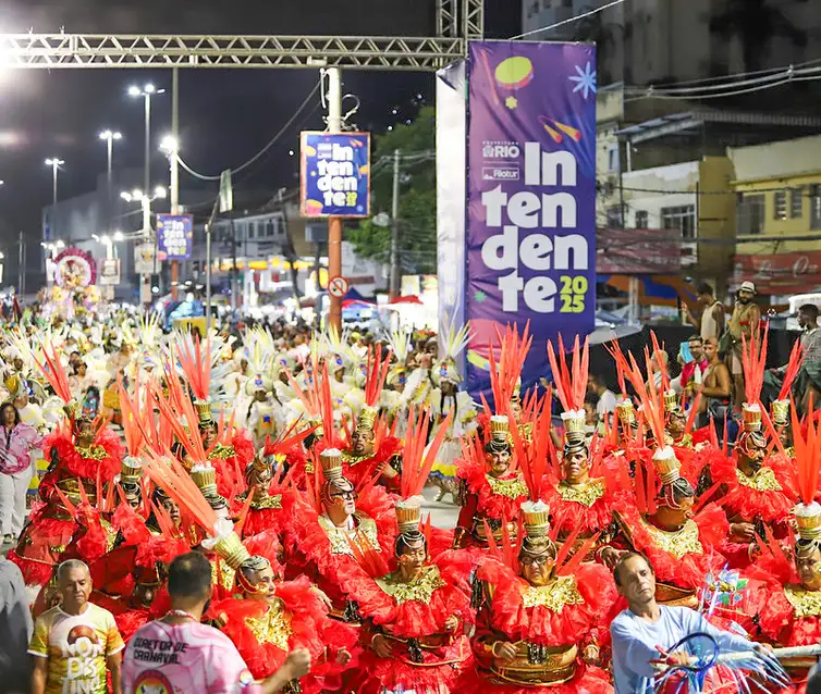 Rio de Janeiro (RJ), 12/02/2026 – Carnaval da Intendente Magalhães reúne escolas das Séries Prata, Bronze e Grupo de Avaliação.
Foto: RAFAEL CATARCIONE/RIOTUR