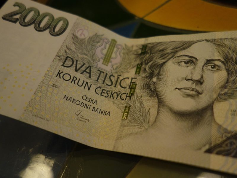 Dólar cai para R$ 5,22, em linha com o mercado externo