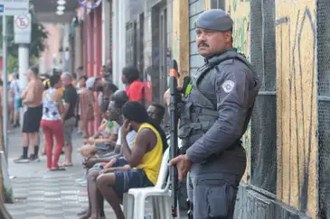 Paulo Pinto/Agência Brasil São Paulo (SP), 14/02/2026 - Policiamento durante passagem do Desfile do Bloco. G Treme Mon Amour, no bairro da Bela Vista.
Foto: Paulo Pinto/Agência Brasil