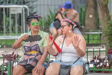 São Paulo (SP), 15/02/2026 – As amigas Josi Madeyra (e) e
Estela Madeyra (d) conversa com Agência Brasil, durante apresentação do Bloco Afro na Rua, na Avenida São Luiz.
Foto: Paulo Pinto/Agência Brasil